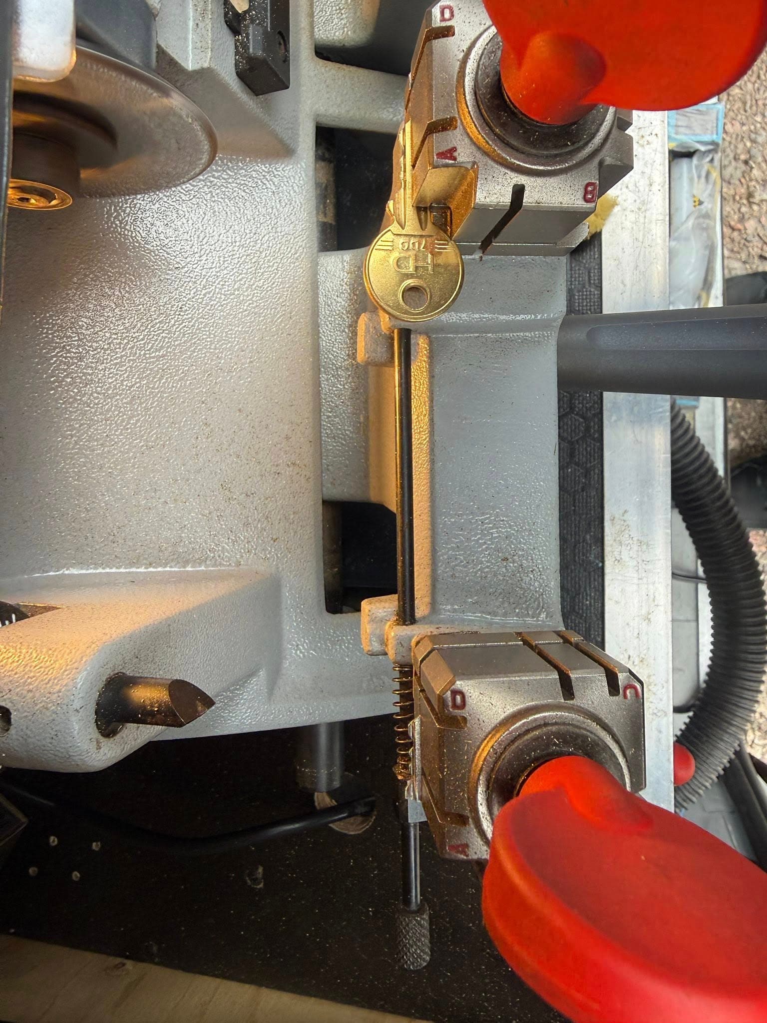 Key cutting machine