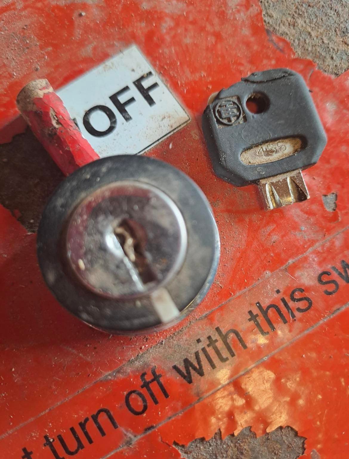 Lock cylinder and key